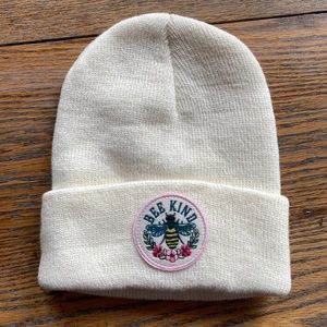 BEE KIND ivory acrylic knit beanie/looks new/one size/kids
